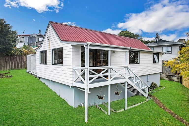 Photo of property in 1/9 Thistledew Place, Bayview, Auckland, 0629