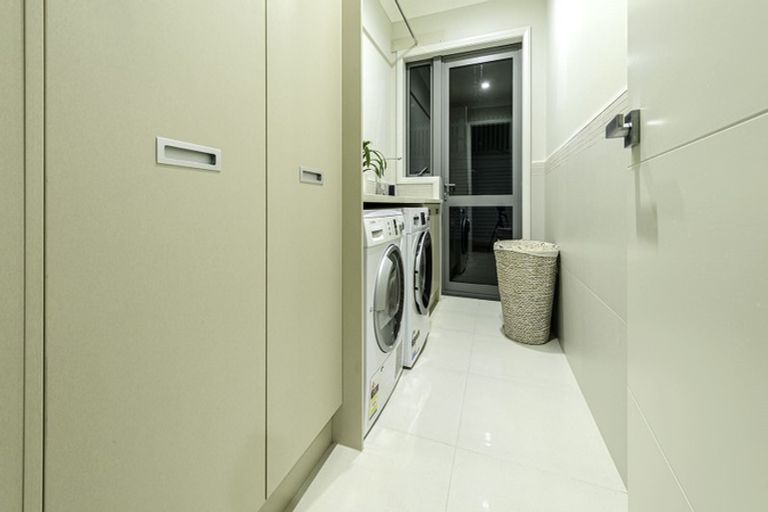 Photo of property in 28 Leburn Crescent, Flat Bush, Auckland, 2016