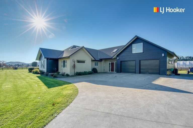 Photo of property in 100 Wingatui Road, Mosgiel, 9024