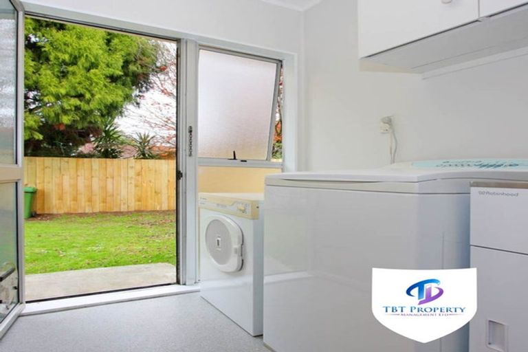 Photo of property in 2/20 Challen Close, Conifer Grove, Takanini, 2112