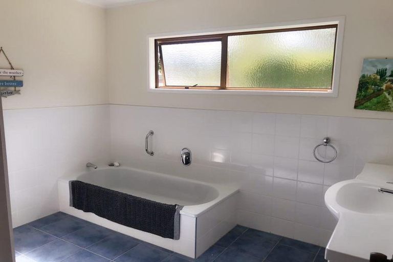 Photo of property in 4 Montclair Rise, Browns Bay, Auckland, 0630