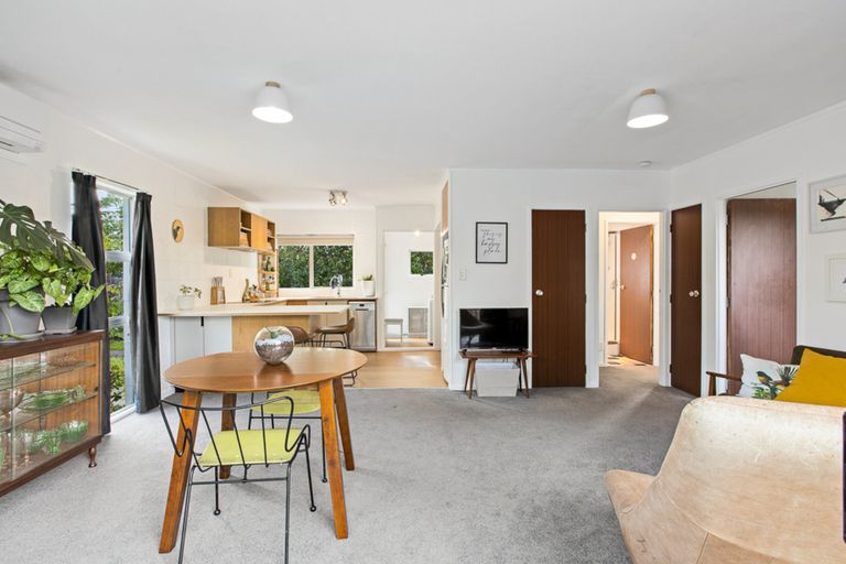 Photo of property in 1/15 Trojan Crescent, New Lynn, Auckland, 0600