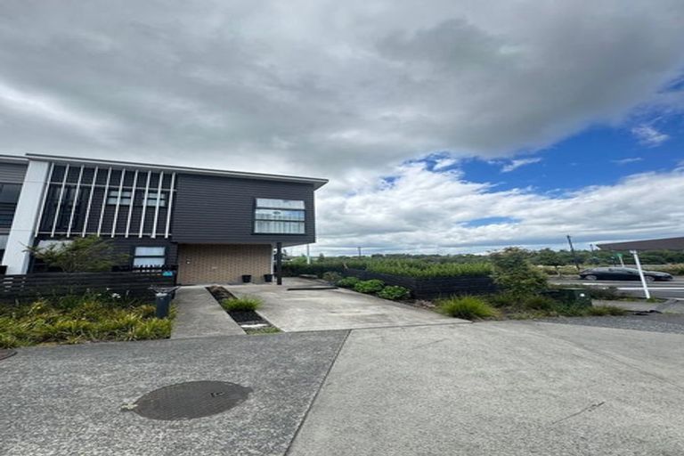 Photo of property in 16 Whiri Lane, Hobsonville, 0616
