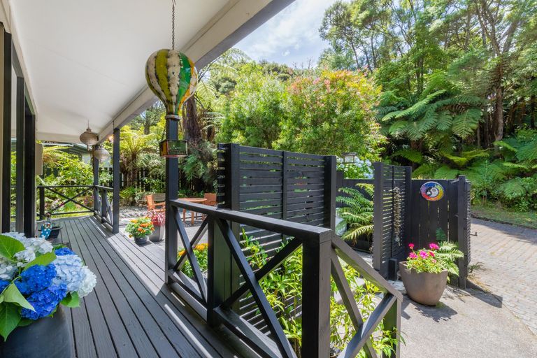 Photo of property in 420 Scenic Drive, Waiatarua, Auckland, 0612