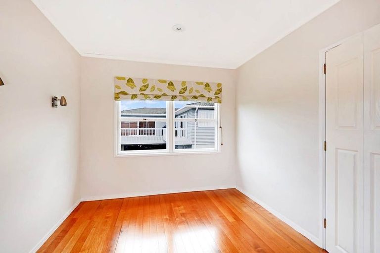 Photo of property in 4 Windsor Place, Windsor Park, Auckland, 0630