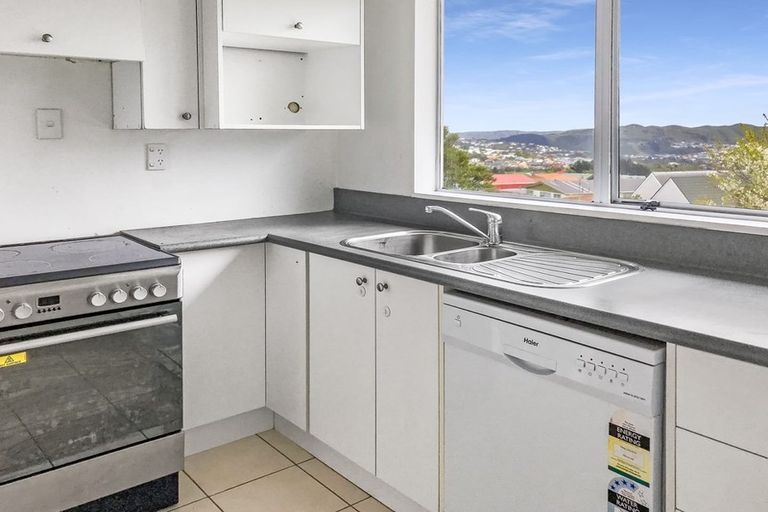 Photo of property in 15a Bayswater Place, Newlands, Wellington, 6037