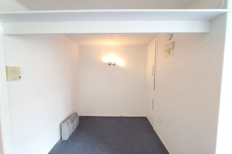 Photo of property in Churchill Flats, 213 The Terrace, Wellington Central, Wellington, 6011