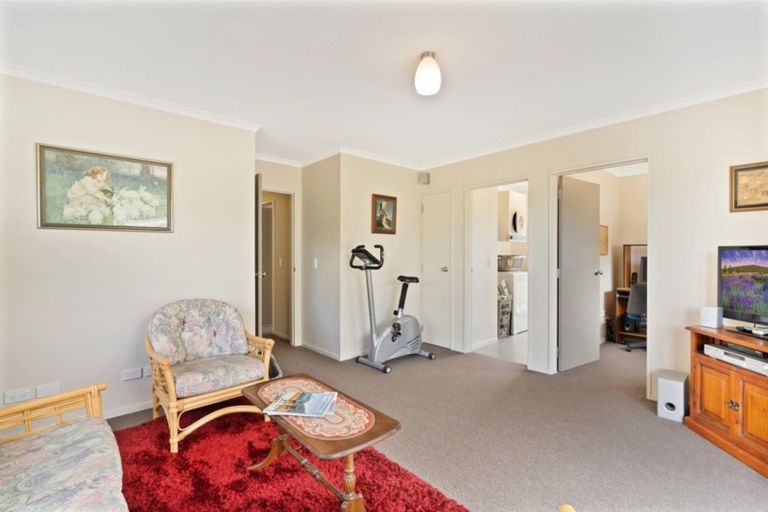 Photo of property in 5 Fytfield Place, Paraparaumu, 5032