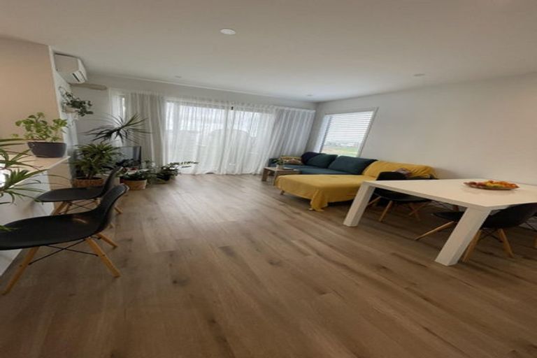 Photo of property in 9/1 Genevieve Lane, Hobsonville, Auckland, 0616