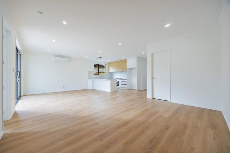 Photo of property in 17 Cara Avenue, Kumeu, 0810