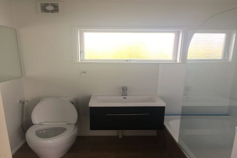 Photo of property in 1/16 Kapiti Place, Sunnynook, Auckland, 0620