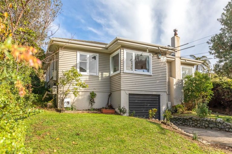 Photo of property in 38 Raroa Terrace, Tawa, Wellington, 5028