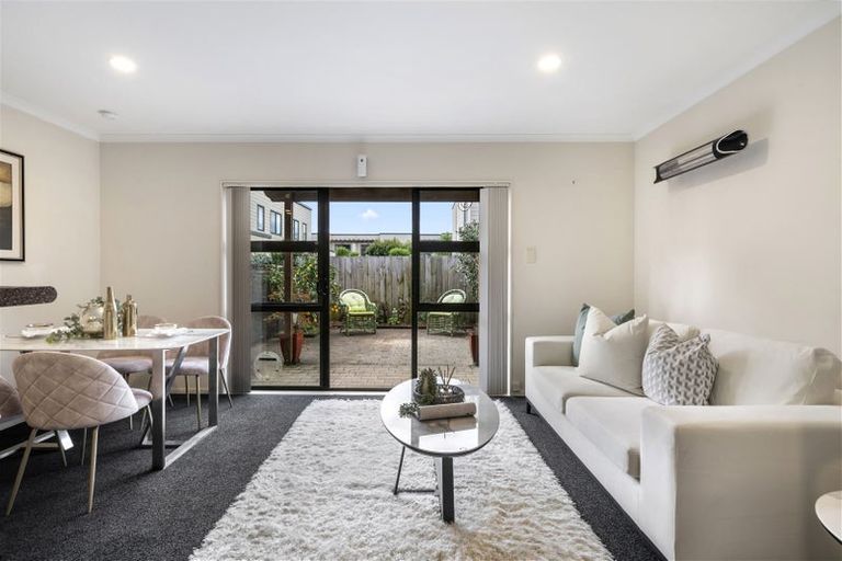 Photo of property in 4/15 Harbour View Road, Te Atatu Peninsula, Auckland, 0610
