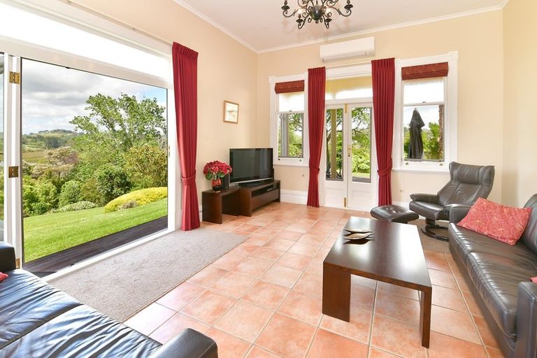 Photo of property in 141 Whangaparaoa Road, Red Beach, 0932