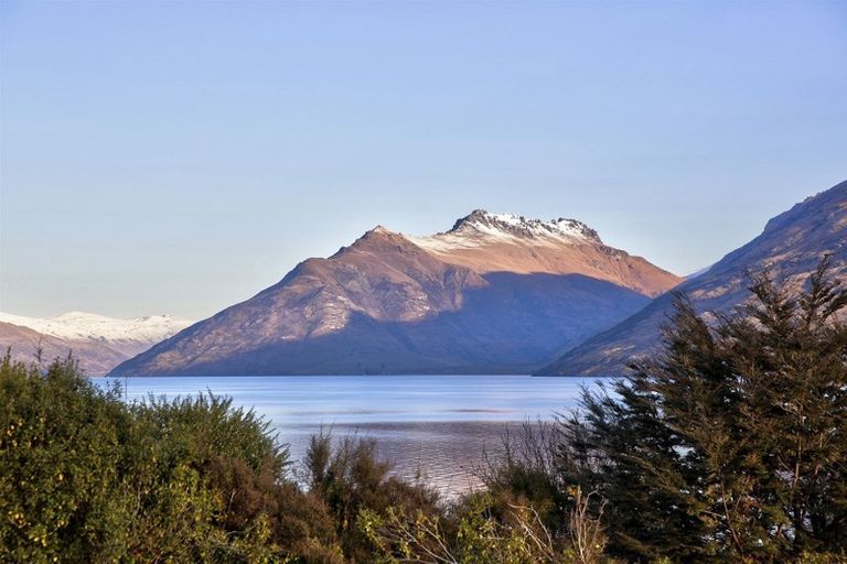 Photo of property in 34 Cedar Drive, Kelvin Heights, Queenstown, 9300