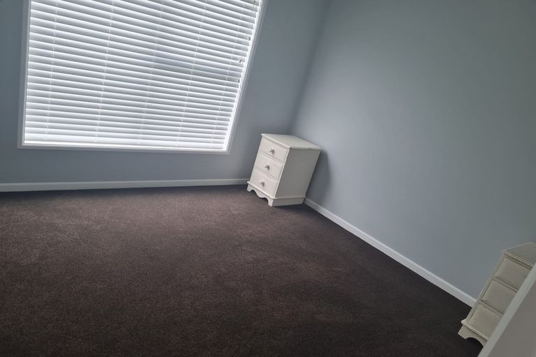 Photo of property in 11 Vogwill Road, Kumeu, 0810