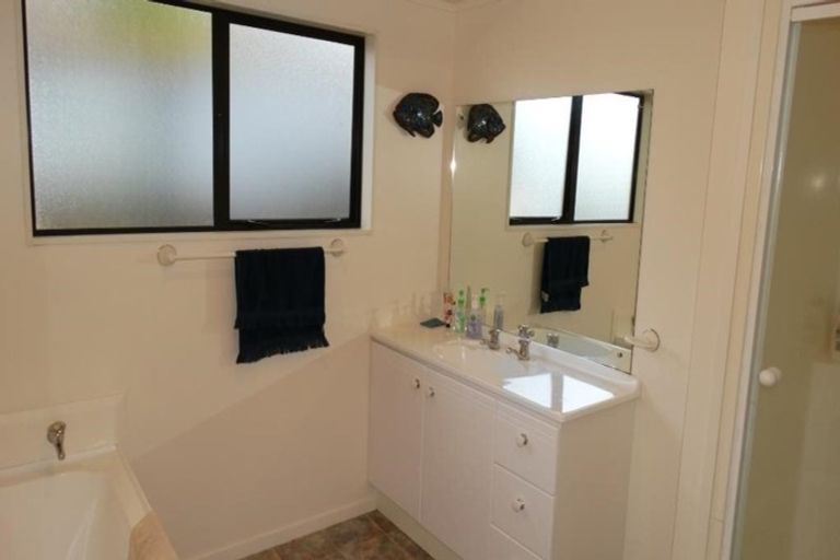 Photo of property in 1 San Fernando Way, Henderson, Auckland, 0612