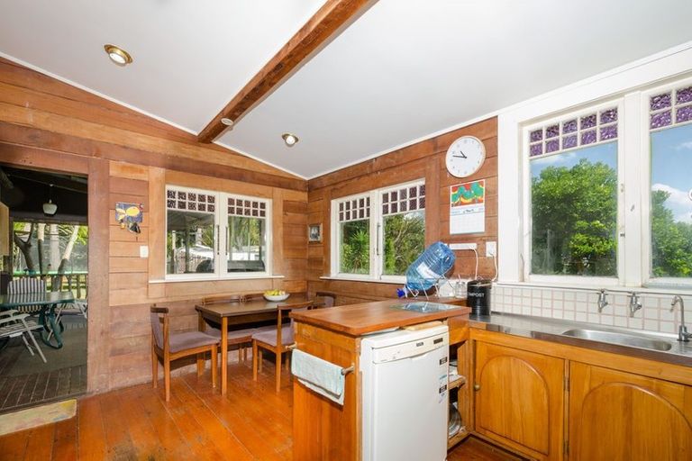 Photo of property in 136 Horsman Road, Waitakere, Henderson, 0782