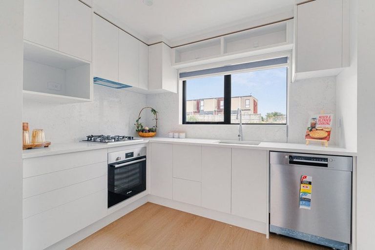 Photo of property in 10/32 Tapuwae Way, Mangere Bridge, 2022