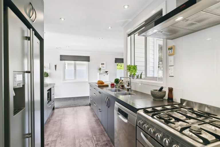 Photo of property in 9 Balmain Street, Newlands, Wellington, 6037