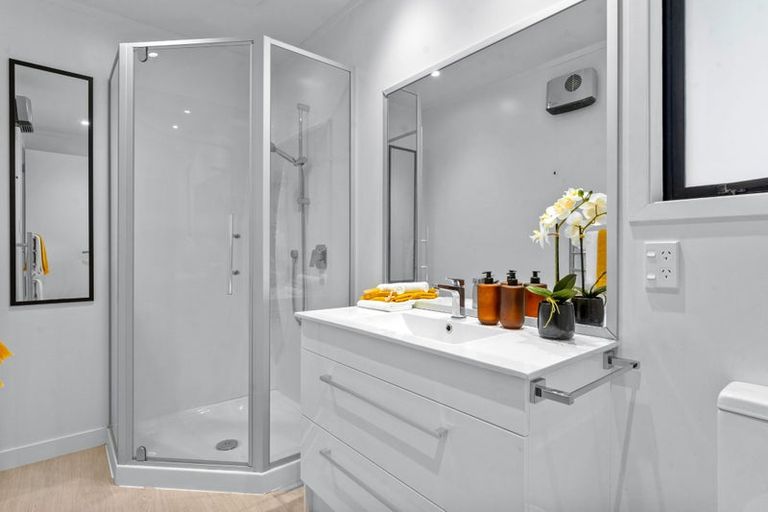 Photo of property in 1/62 Milford Road, Milford, Auckland, 0620