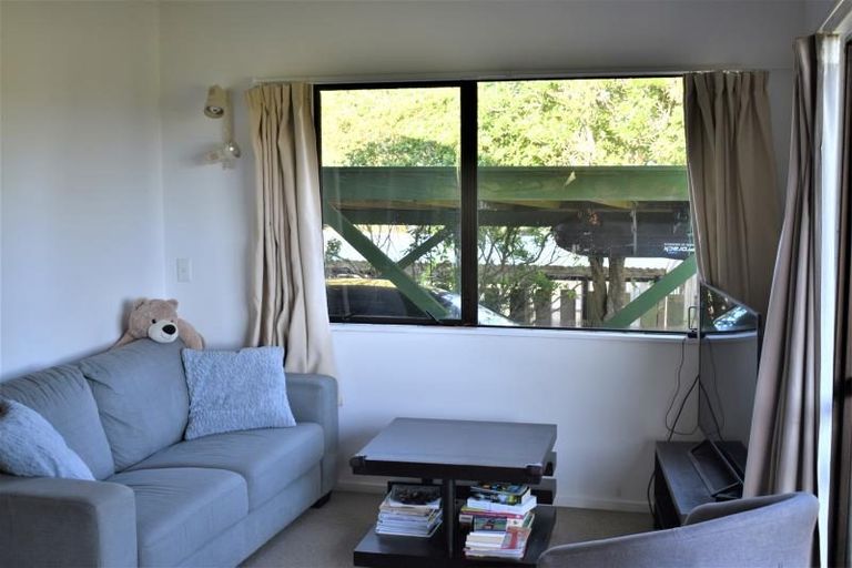 Photo of property in 39a Horokiwi Road West, Newlands, Wellington, 6037