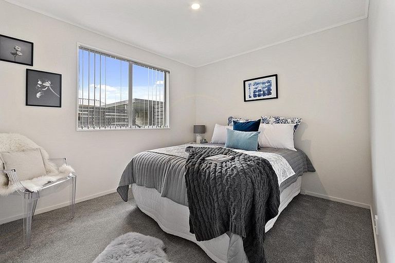Photo of property in 2/3 Sparrow Place, Weymouth, Auckland, 2103