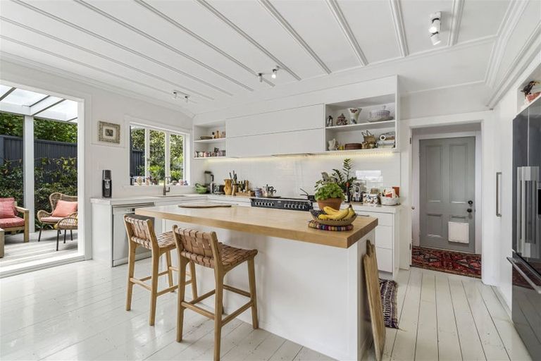 Photo of property in 5 Turnbull Road, Narrow Neck, Auckland, 0624