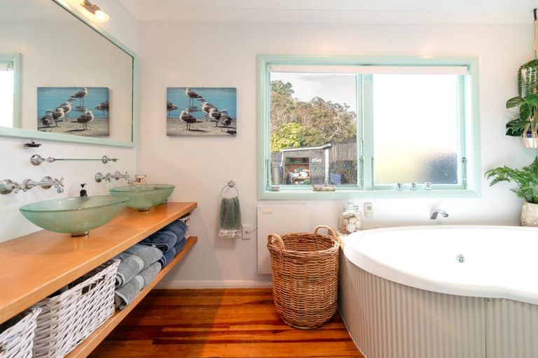 Photo of property in 108 Wellington Road, Paekakariki, 5034