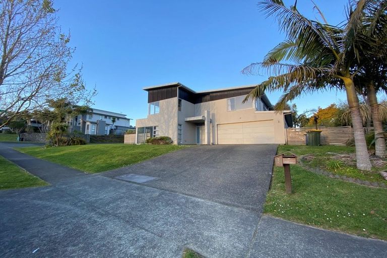 Photo of property in 3 Harrowglen Drive, Northcross, Auckland, 0632