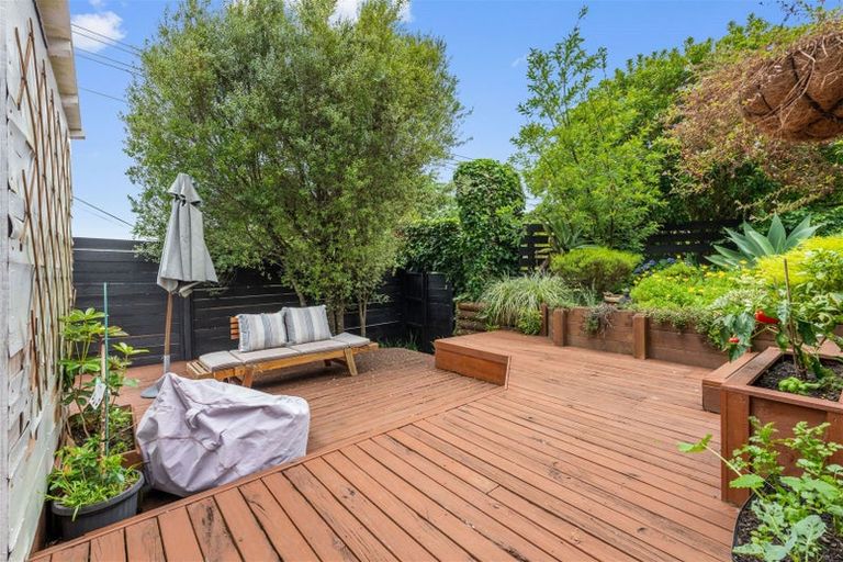 Photo of property in 1/9 De Val Drive, Titirangi, Auckland, 0604