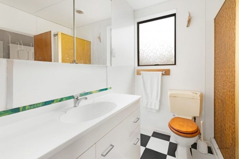 Photo of property in 8 Walker Road, Henderson Valley, Auckland, 0612