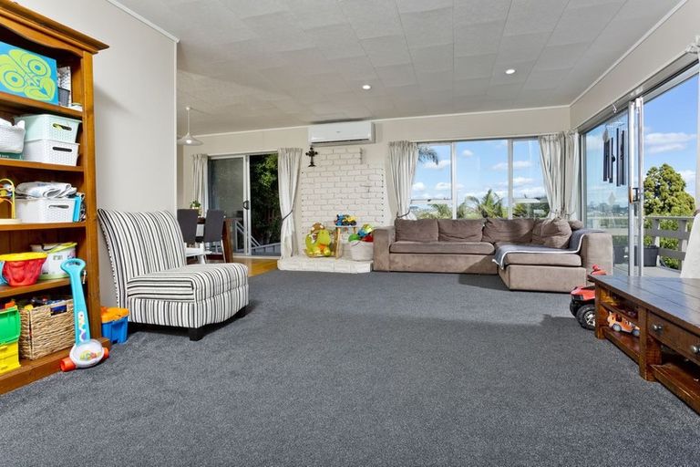 Photo of property in 1/244 East Coast Road, Forrest Hill, Auckland, 0620