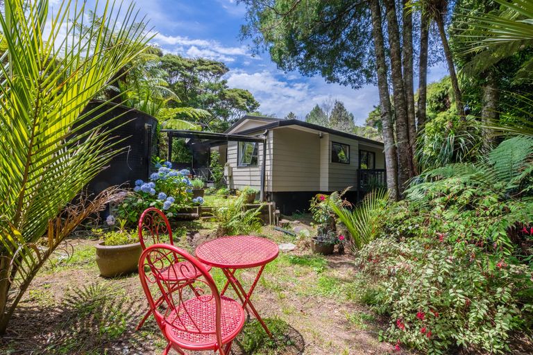 Photo of property in 420 Scenic Drive, Waiatarua, Auckland, 0612
