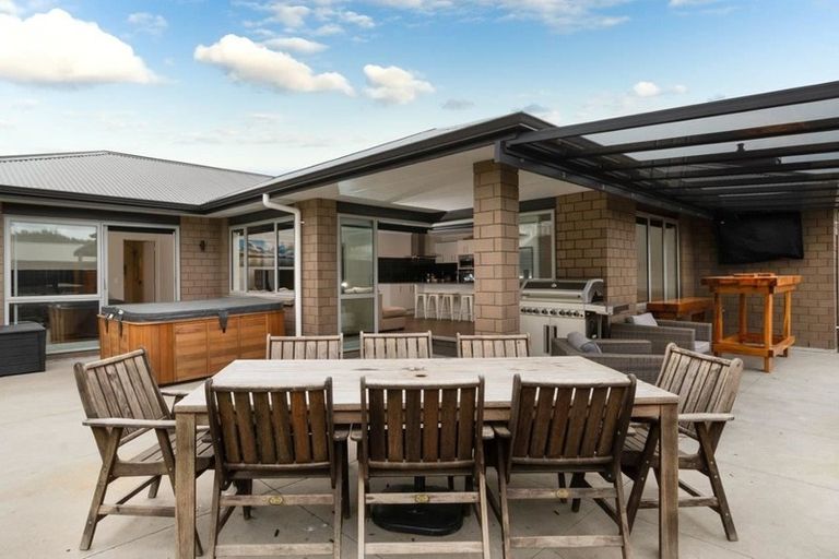 Photo of property in 17 Eric Farley Drive, Kumeu, 0810