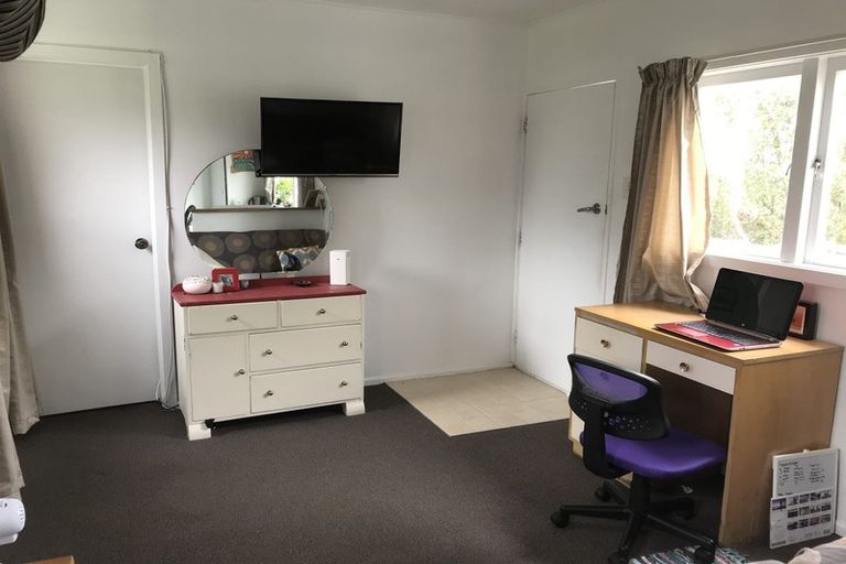 Photo of property in 17 Edgeworth Road, Glenfield, Auckland, 0629