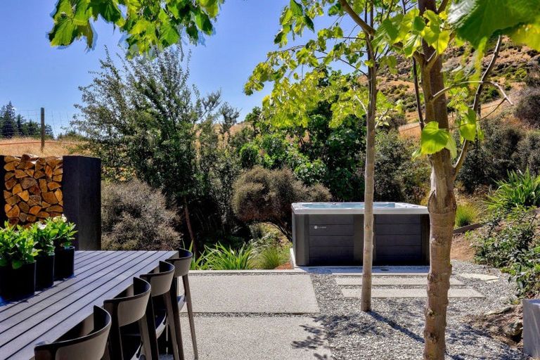 Photo of property in 8 Spring Hill Road, Kelvin Heights, Queenstown, 9300