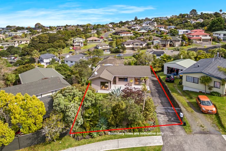 Photo of property in 24 Deverell Place, Northcross, Auckland, 0632