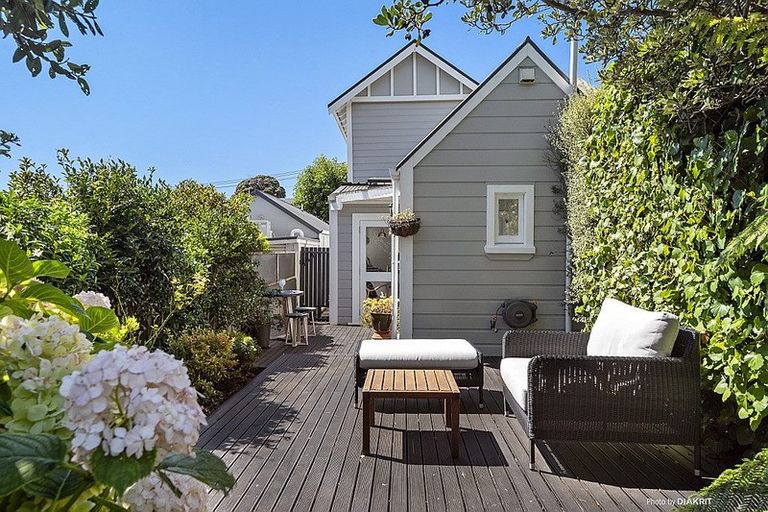 Photo of property in 98 Elizabeth Street, Mount Victoria, Wellington, 6011