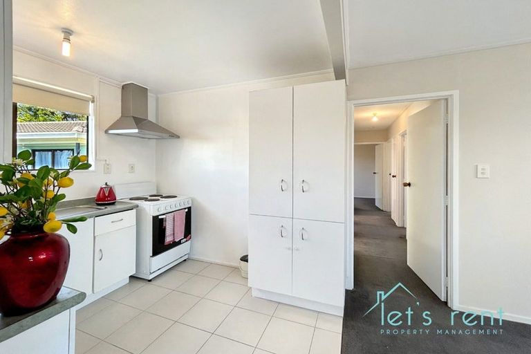 Photo of property in 18 Halloran Place, Massey, Auckland, 0614