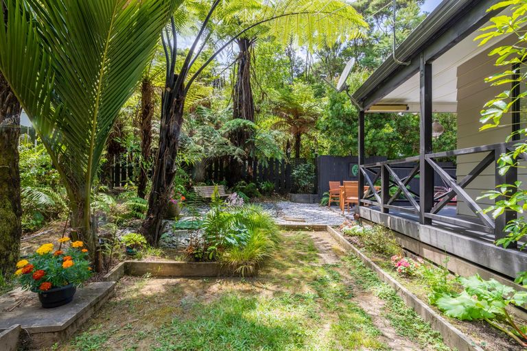 Photo of property in 420 Scenic Drive, Waiatarua, Auckland, 0612