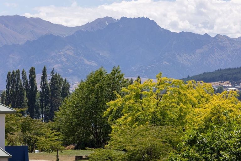 Photo of property in 9 Meadowbrook Place, Wanaka, 9305