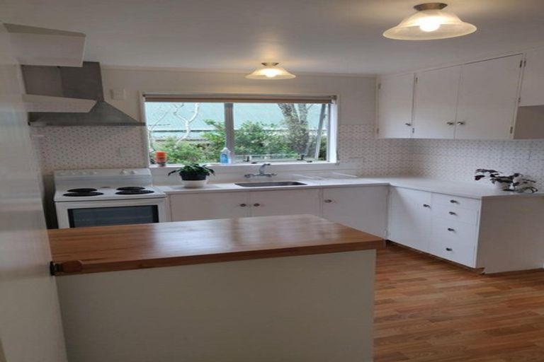 Photo of property in 17a Kingsbridge Place, Newlands, Wellington, 6037