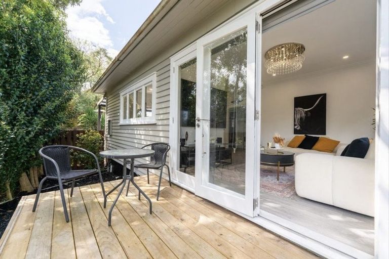 Photo of property in 98 Millbrook Road, Sunnyvale, Auckland, 0612