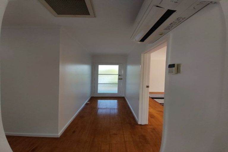 Photo of property in 11 Emirau Place, Glenfield, Auckland, 0629