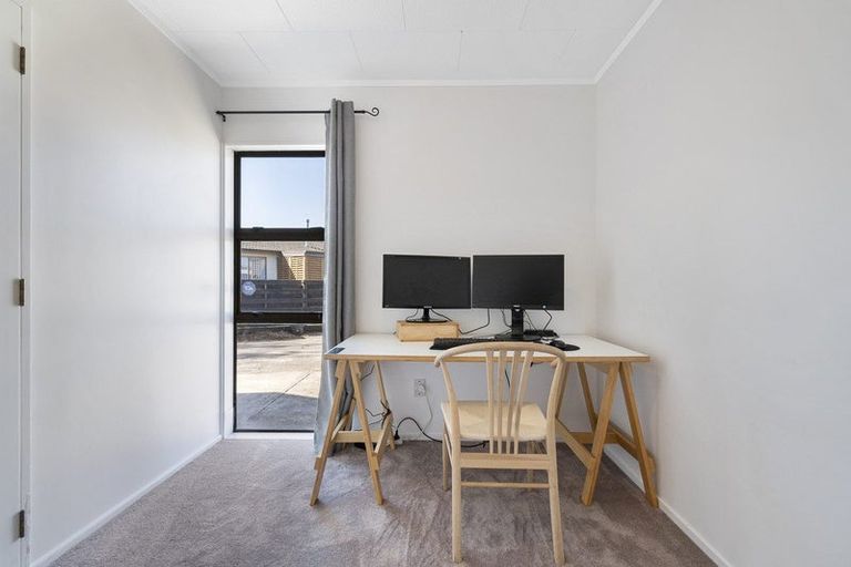 Photo of property in 18 Suzanne Grove, Kelvin Grove, Palmerston North, 4414