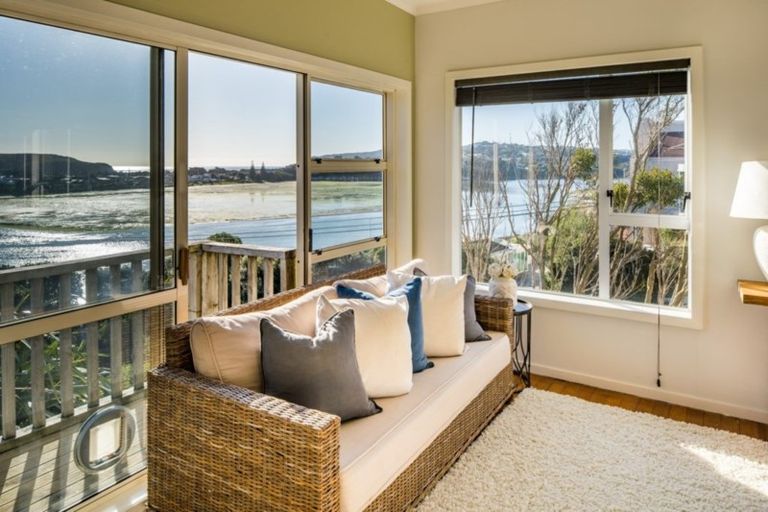 Photo of property in 15 Paekakariki Hill Road, Pauatahanui, Porirua, 5381