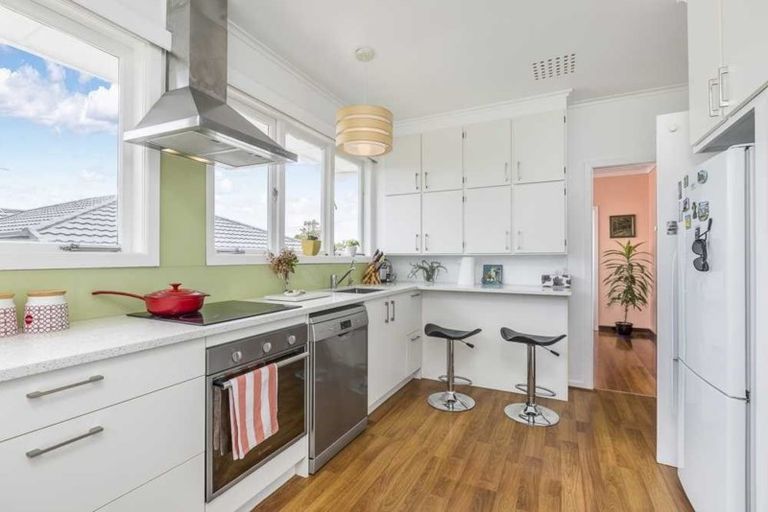 Photo of property in 73 Pupuke Road, Northcote, Auckland, 0627