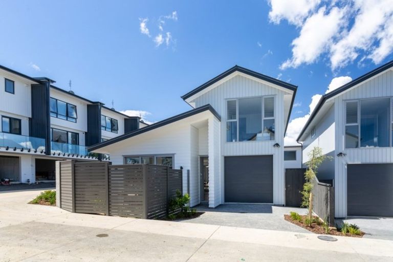 Photo of property in 10a Lyndhurst Road, Tawa, Wellington, 5028
