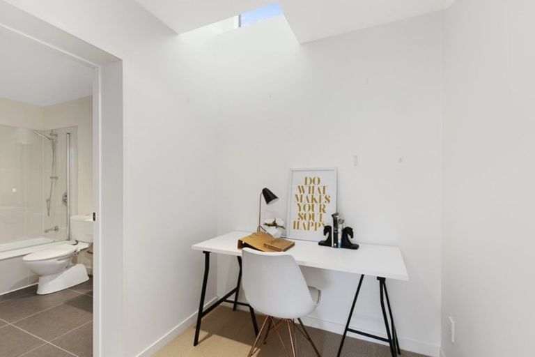 Photo of property in 32 Tiketike Way, Brooklyn, Wellington, 6021